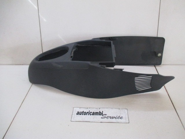 PLASTIKA MED SEDEZI BREZ NASLONJALA ROK OEM N. 8200071281 ORIGINAL REZERVNI DEL RENAULT CLIO BB CB MK2 R / CLIO STORIA (05/2001 - 2012) DIESEL LETNIK 2003