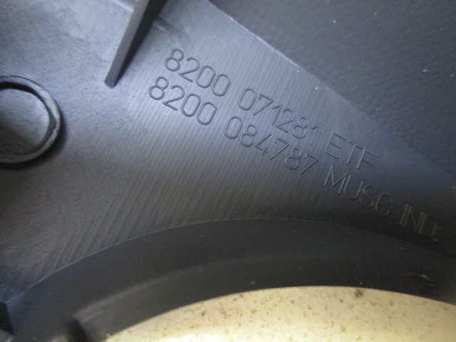 PLASTIKA MED SEDEZI BREZ NASLONJALA ROK OEM N. 8200071281 ORIGINAL REZERVNI DEL RENAULT CLIO BB CB MK2 R / CLIO STORIA (05/2001 - 2012) DIESEL LETNIK 2003