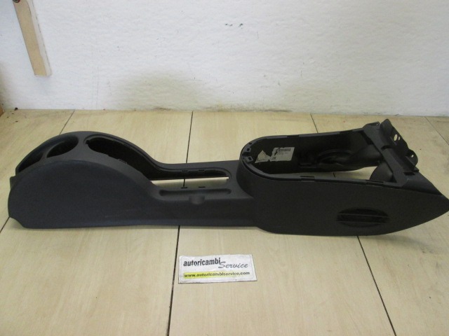 PLASTIKA MED SEDEZI BREZ NASLONJALA ROK OEM N. 9637999577 ORIGINAL REZERVNI DEL CITROEN C3 / PLURIEL MK1 (2002 - 09/2005) BENZINA LETNIK 2003