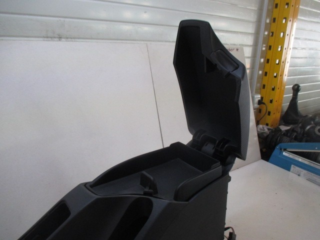 NASLON ZA ROKE/SREDINSKA KONZOLA OEM N. 5P0864251B ORIGINAL REZERVNI DEL SEAT ALTEA XL 5P5 (2007 - 02/2009) DIESEL LETNIK 2007