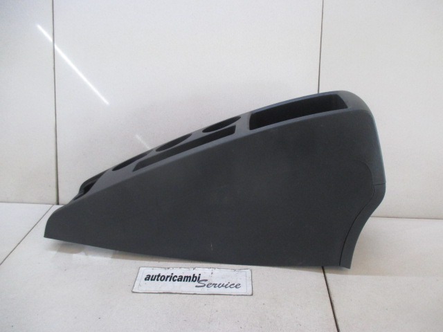 PLASTIKA MED SEDEZI BREZ NASLONJALA ROK OEM N. 58911-0F010 ORIGINAL REZERVNI DEL TOYOTA COROLLA VERSO ZER ZZE12 R1 (2004 - 2009) BENZINA LETNIK 2006