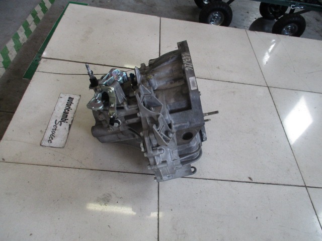 ROCNI MENJALNIK OEM N. 8200128325 ORIGINAL REZERVNI DEL RENAULT SCENIC/GRAND SCENIC JM0/1 MK2 (2003 - 2009) DIESEL LETNIK 2006