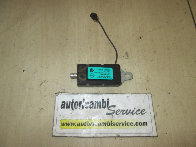 OJACEVALEC / ANTENA OEM N. 282309093R ORIGINAL REZERVNI DEL RENAULT CAPTUR J5 H5 (2013 - 2019) DIESEL LETNIK 2014