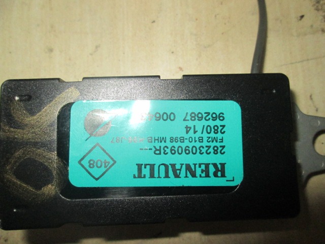 OJACEVALEC / ANTENA OEM N. 282309093R ORIGINAL REZERVNI DEL RENAULT CAPTUR J5 H5 (2013 - 2019) DIESEL LETNIK 2014