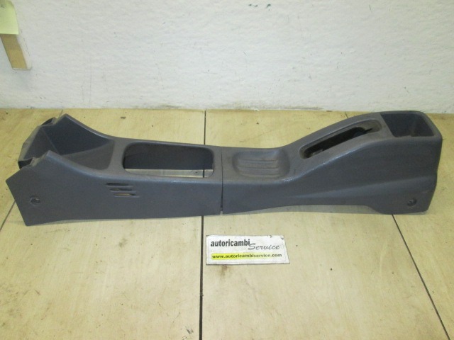 PLASTIKA MED SEDEZI BREZ NASLONJALA ROK OEM N. 5882137401 ORIGINAL REZERVNI DEL DAIHATSU TERIOS J100 MK1 (1997 - 2005) BENZINA LETNIK 1998