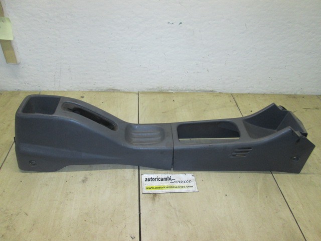 PLASTIKA MED SEDEZI BREZ NASLONJALA ROK OEM N. 5882137401 ORIGINAL REZERVNI DEL DAIHATSU TERIOS J100 MK1 (1997 - 2005) BENZINA LETNIK 1998