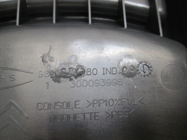 PLASTIKA MED SEDEZI BREZ NASLONJALA ROK OEM N. 968908480 ORIGINAL REZERVNI DEL CITROEN C4 PICASSO/GRAND PICASSO MK1 (2006 - 08/2013) DIESEL LETNIK 2009