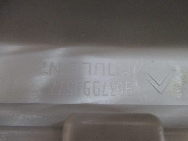 PLASTIKA MED SEDEZI BREZ NASLONJALA ROK OEM N. 9637999577 ORIGINAL REZERVNI DEL CITROEN C3 / PLURIEL MK1 (2002 - 09/2005) DIESEL LETNIK 2003