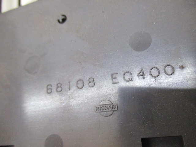 PEPELNIK / DRZALA ZA PIJACO OEM N. 68108-EQ400 ORIGINAL REZERVNI DEL NISSAN X-TRAIL T30 (2001 - 08/2007) DIESEL LETNIK 2004