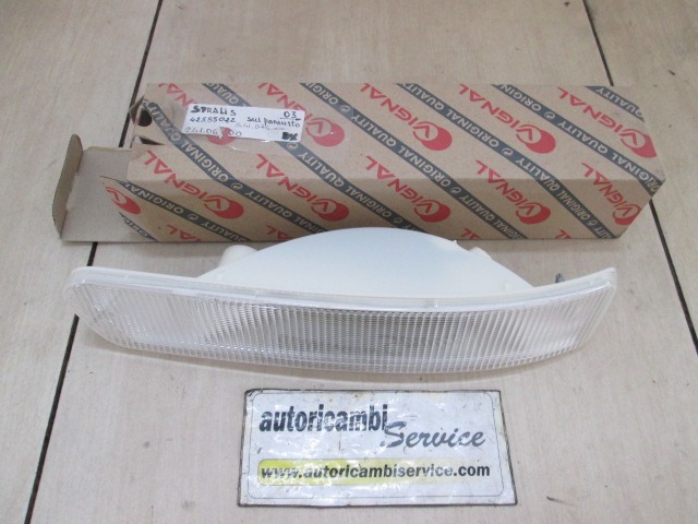 SPREDNJI INDIKATOR OEM N. 42555022 ORIGINAL REZERVNI DEL IVECO STRALIS MK1 (2002 - 2007)DIESEL LETNIK 2002