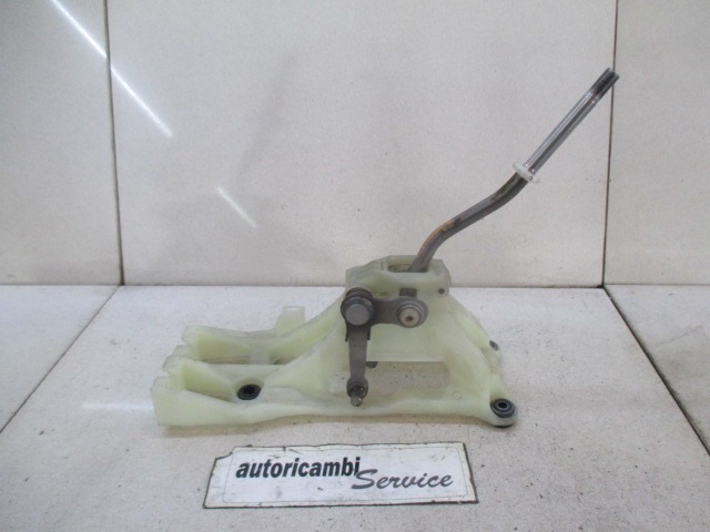 MEHANIZEM VZVODA ROCNEGA MENJALNIKA OEM N. 3353044030 ORIGINAL REZERVNI DEL TOYOTA AVENSIS VERSO M2 (2001 - 2004) DIESEL LETNIK 2002