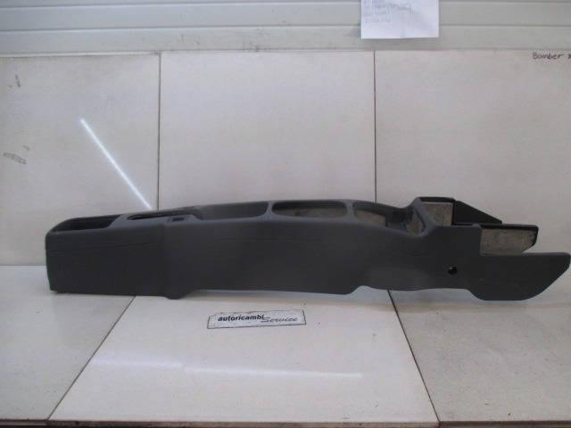 PLASTIKA MED SEDEZI BREZ NASLONJALA ROK OEM N. MR270192 ORIGINAL REZERVNI DEL MITSUBISHI SPACESTAR DG_A (1998 - 2005) BENZINA LETNIK 2002