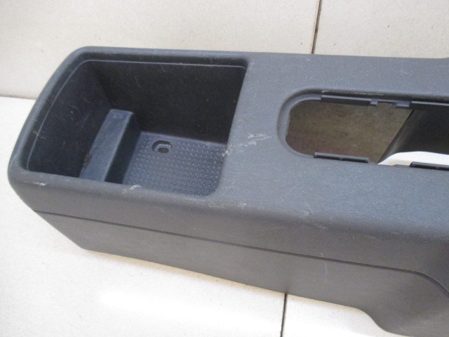 PLASTIKA MED SEDEZI BREZ NASLONJALA ROK OEM N. MR270192 ORIGINAL REZERVNI DEL MITSUBISHI SPACESTAR DG_A (1998 - 2005) BENZINA LETNIK 2002