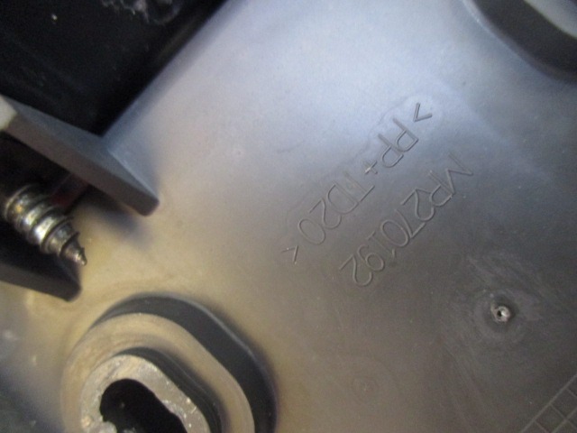 PLASTIKA MED SEDEZI BREZ NASLONJALA ROK OEM N. MR270192 ORIGINAL REZERVNI DEL MITSUBISHI SPACESTAR DG_A (1998 - 2005) BENZINA LETNIK 2002