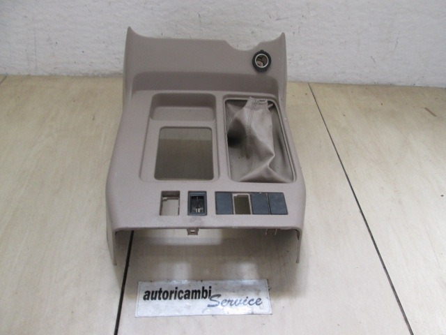 PLASTIKA MED SEDEZI BREZ NASLONJALA ROK OEM N. 8972978200 ORIGINAL REZERVNI DEL ISUZU TROOPER MK3 (2001 - 2003) DIESEL LETNIK 2001