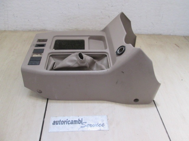 PLASTIKA MED SEDEZI BREZ NASLONJALA ROK OEM N. 8972978200 ORIGINAL REZERVNI DEL ISUZU TROOPER MK3 (2001 - 2003) DIESEL LETNIK 2001