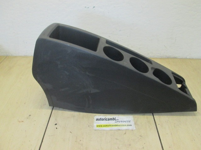 PLASTIKA MED SEDEZI BREZ NASLONJALA ROK OEM N. 589010F010B0 ORIGINAL REZERVNI DEL TOYOTA COROLLA VERSO ZER ZZE12 R1 (2004 - 2009) BENZINA LETNIK 2005