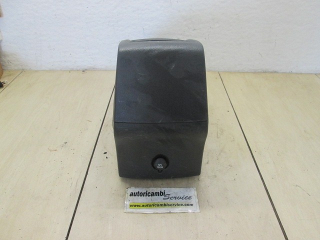 PLASTIKA MED SEDEZI BREZ NASLONJALA ROK OEM N. 589010F010B0 ORIGINAL REZERVNI DEL TOYOTA COROLLA VERSO ZER ZZE12 R1 (2004 - 2009) BENZINA LETNIK 2005
