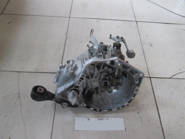 ROCNI MENJALNIK OEM N. 3034052030 ORIGINAL REZERVNI DEL TOYOTA YARIS P9 MK2 (01/2006 - 2009) BENZINA LETNIK 2007