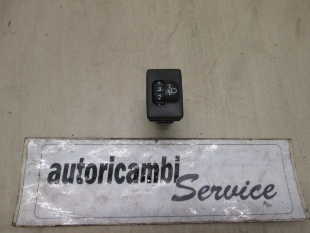 GLAVNO STIKALO LUCI OEM N. 8415202080 ORIGINAL REZERVNI DEL TOYOTA AURIS E18 MK2 (2012 - 2018) IBRIDO (ELETRICO-BENZINA) LETNIK 2013