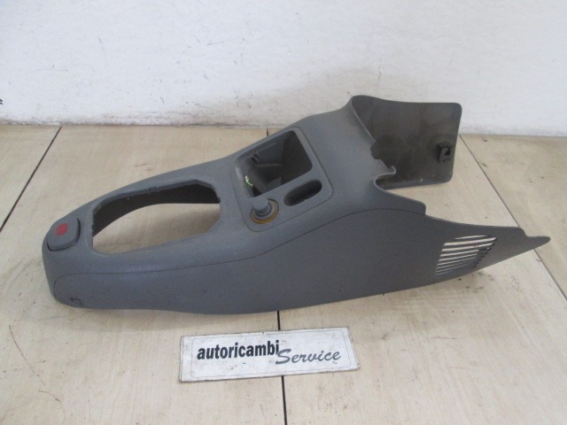 PLASTIKA MED SEDEZI BREZ NASLONJALA ROK OEM N. 7700421369 ORIGINAL REZERVNI DEL RENAULT CLIO BB CB MK2 (04/1998 - 04/2001) BENZINA LETNIK 1999