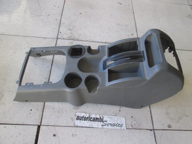 PLASTIKA MED SEDEZI BREZ NASLONJALA ROK OEM N. 0112BG1150A ORIGINAL REZERVNI DEL MAHINDRA GOA (DAL 2010) DIESEL LETNIK 2010