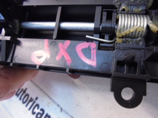NOTRANJA KLJUKA  OEM N. C23572330B02 ORIGINAL REZERVNI DEL MAZDA 5 CR19 MK1 (2005 - 2010)BENZINA LETNIK 2005