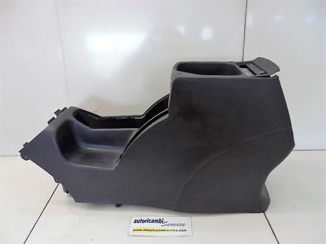 PLASTIKA MED SEDEZI BREZ NASLONJALA ROK OEM N. 735466461 ORIGINAL REZERVNI DEL FIAT CROMA 194 MK2 R (11-2007 - 2010) DIESEL LETNIK 2009