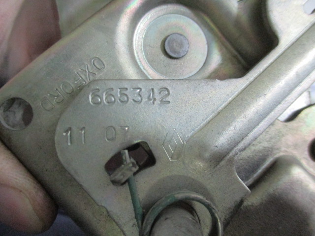 ZAKLEP POKROVA MOTORJA  OEM N. CHIUSURA ORIGINAL REZERVNI DEL RENAULT CLIO BR0//1 CR0/1 KR0/1 MK3 (2005 - 05/2009) DIESEL LETNIK 2007
