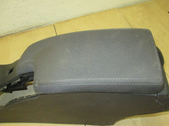 NASLON ZA ROKE/SREDINSKA KONZOLA OEM N. 969100017R ORIGINAL REZERVNI DEL RENAULT MEGANE MK3 BZ0/1 B3 DZ0/1 KZ0/1 BER/SPORTOUR/ESTATE (2009 - 2015) DIESEL LETNIK 2010