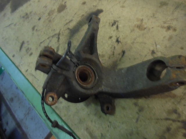 LEVI VRTLJIVI LEZAJ / PESTO KOLESA Z LEZAJEM SPREDAJ OEM N. 8200308650 ORIGINAL REZERVNI DEL RENAULT SCENIC/GRAND SCENIC JM0/1 MK2 (2003 - 2009) DIESEL LETNIK 2003
