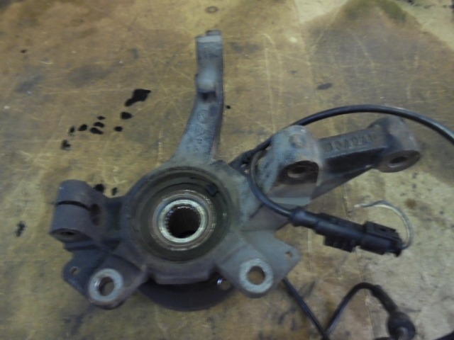 LEVI VRTLJIVI LEZAJ / PESTO KOLESA Z LEZAJEM SPREDAJ OEM N. 50702486 ORIGINAL REZERVNI DEL LANCIA MUSA 350 R (09/2007 - 8/2013) DIESEL LETNIK 2010