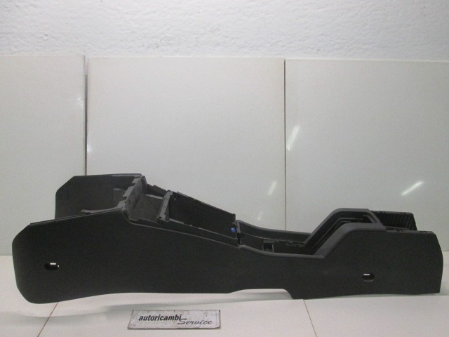 PLASTIKA MED SEDEZI BREZ NASLONJALA ROK OEM N. 331985437 ORIGINAL REZERVNI DEL OPEL ASTRA H A04 L48,L08,L35,L67 5P/3P/SW (2004 - 2007) DIESEL LETNIK 2006