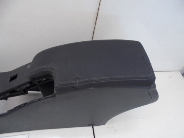 NASLON ZA ROKE/SREDINSKA KONZOLA OEM N. 969100026R ORIGINAL REZERVNI DEL RENAULT MEGANE MK3 BZ0/1 B3 DZ0/1 KZ0/1 BER/SPORTOUR/ESTATE (2009 - 2015) DIESEL LETNIK 2009