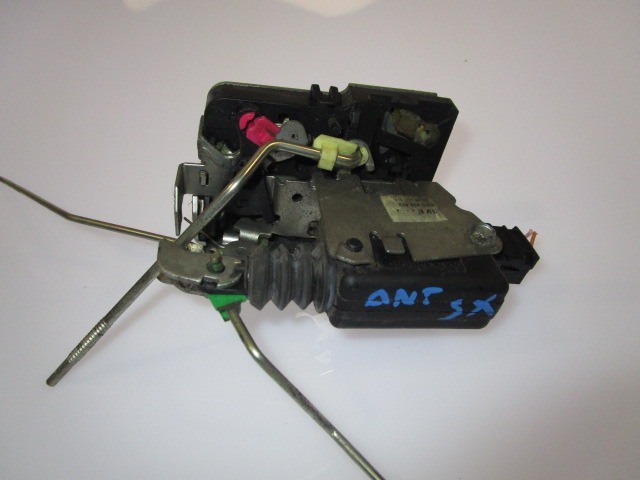 CENTRALNO ZAKLEPANJE PREDNIH LEVIH VRAT OEM N. 8200928452 ORIGINAL REZERVNI DEL DACIA LOGAN MK1 (2004 - 2013) DIESEL LETNIK 2011