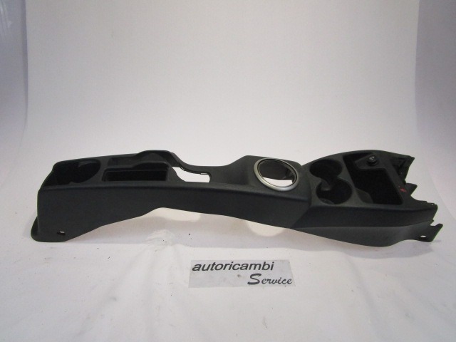 PLASTIKA MED SEDEZI BREZ NASLONJALA ROK OEM N. 83403SAAG02ZA ORIGINAL REZERVNI DEL HONDA JAZZ GD GE3 GE2 MK2 (2002 - 2008) GD1 GD5 GD GE3 GE2 GE GP GG GD6 GD8 BENZINA LETNIK 2005