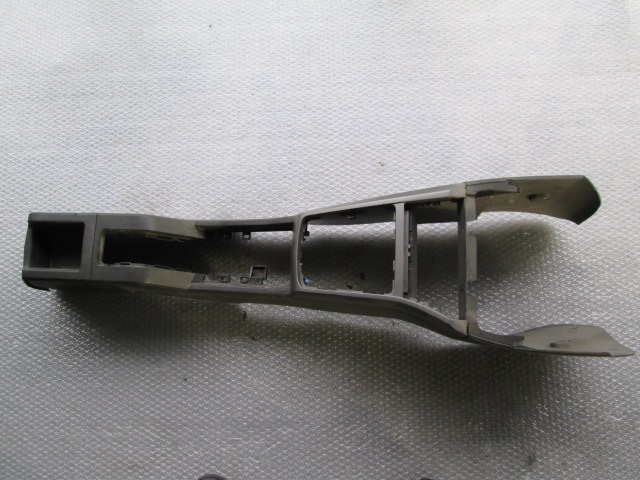 PLASTIKA MED SEDEZI BREZ NASLONJALA ROK OEM N.  ORIGINAL REZERVNI DEL OPEL ASTRA H A04 L48,L08,L35,L67 5P/3P/SW (2004 - 2007) DIESEL LETNIK 2005