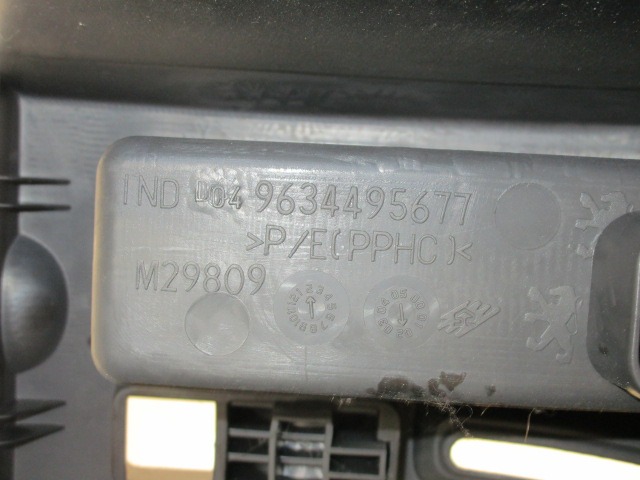 PLASTIKA MED SEDEZI BREZ NASLONJALA ROK OEM N. 9634495677 ORIGINAL REZERVNI DEL PEUGEOT 307 3A/B/C/E/H BER/SW/CABRIO (2001 - 2009) DIESEL LETNIK 2002