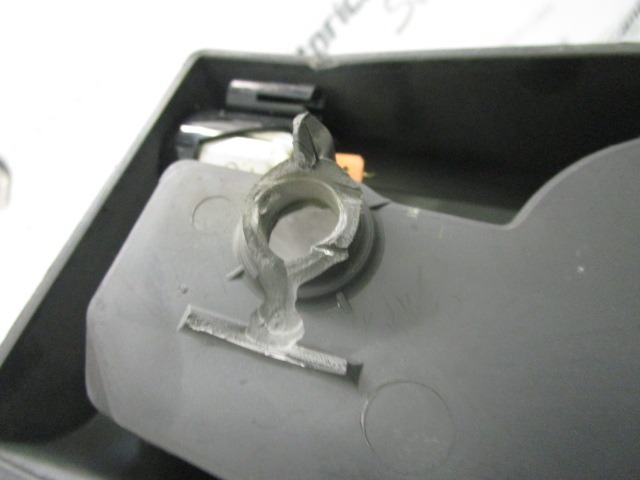 PLASTIKA MED SEDEZI BREZ NASLONJALA ROK OEM N. 1149003 ORIGINAL REZERVNI DEL FORD FOCUS DAW DBW DNW MK1 R BER/SW (2001-2005) BENZINA LETNIK 2004