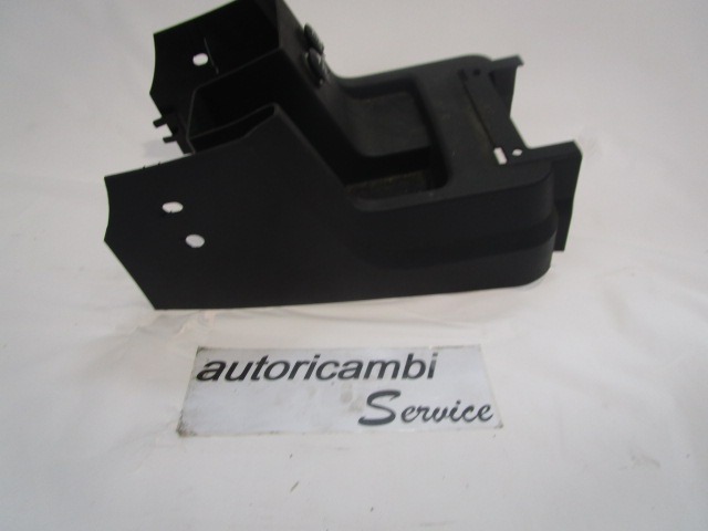PLASTIKA MED SEDEZI BREZ NASLONJALA ROK OEM N. 1LM421DVAA ORIGINAL REZERVNI DEL DODGE JOURNEY (2008 - 2011) DIESEL LETNIK 2008