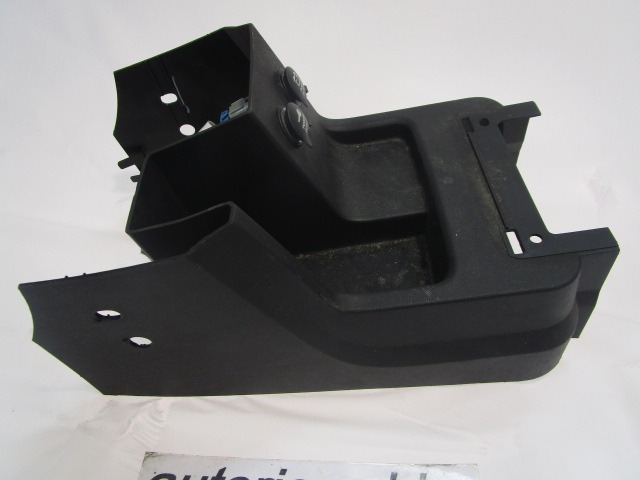 PLASTIKA MED SEDEZI BREZ NASLONJALA ROK OEM N. 1LM421DVAA ORIGINAL REZERVNI DEL DODGE JOURNEY (2008 - 2011) DIESEL LETNIK 2008