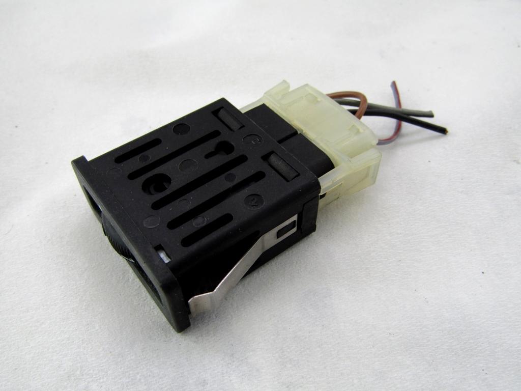 GLAVNO STIKALO LUCI OEM N. 61318360883 ORIGINAL REZERVNI DEL BMW SERIE 3 E36 BER/SW/COUPE/CABRIO (1990 - 2000) BENZINA LETNIK 1998