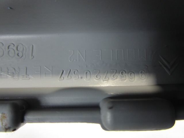 PLASTIKA MED SEDEZI BREZ NASLONJALA ROK OEM N. 9652720577 7588XN ORIGINAL REZERVNI DEL CITROEN C3 / PLURIEL MK1R (09/2005 - 11/2010) DIESEL LETNIK 2007