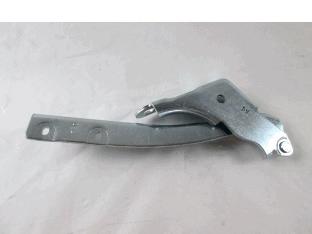 PANTI POKROVA MOTORJA OEM N. 51761348 ORIGINAL REZERVNI DEL FIAT GRANDE PUNTO 199 (2005 - 2012) DIESEL LETNIK 2009