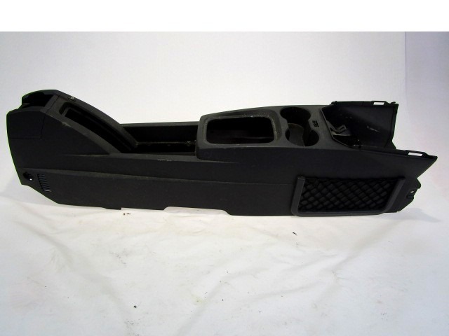 PLASTIKA MED SEDEZI BREZ NASLONJALA ROK OEM N. 13240538 ORIGINAL REZERVNI DEL OPEL MERIVA A X03 R (2006 - 2010) BENZINA/GPL LETNIK 2010