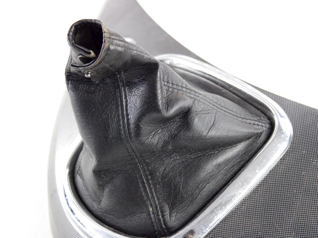 SREDINSKA KONZOLA  OEM N. GN221-04320 ORIGINAL REZERVNI DEL MITSUBISHI GRANDIS NAW (2003 - 2011) DIESEL LETNIK 2006