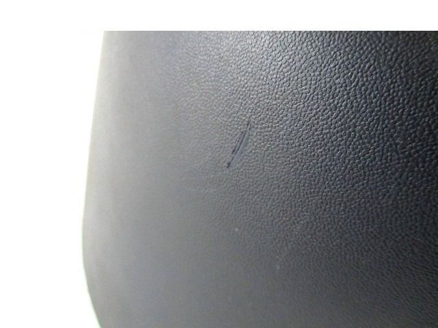 PLASTIKA MED SEDEZI BREZ NASLONJALA ROK OEM N. MN151922ZZ ORIGINAL REZERVNI DEL MITSUBISHI GRANDIS NAW (2003 - 2011) DIESEL LETNIK 2006