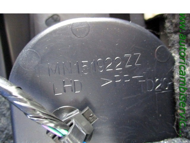 PLASTIKA MED SEDEZI BREZ NASLONJALA ROK OEM N. MN151922ZZ ORIGINAL REZERVNI DEL MITSUBISHI GRANDIS NAW (2003 - 2011) DIESEL LETNIK 2006