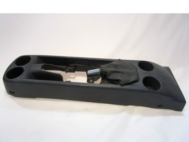 PLASTIKA MED SEDEZI BREZ NASLONJALA ROK OEM N. LD5864421 ORIGINAL REZERVNI DEL MAZDA MPV LW MK2 (1999 - 2006) DIESEL LETNIK 2002