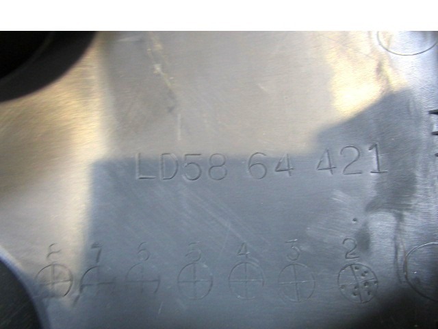 PLASTIKA MED SEDEZI BREZ NASLONJALA ROK OEM N. LD5864421 ORIGINAL REZERVNI DEL MAZDA MPV LW MK2 (1999 - 2006) DIESEL LETNIK 2002